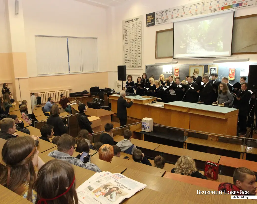 Хор городской капеллы исполняет битловские композиции в аудитории 301.