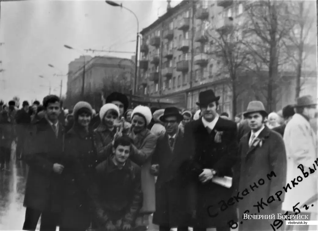 Преподаватели Михаил Плакс, Виктор Жариков и Владимир Божик на демонстрации со студентами-пэтэшниками, 1975 год.