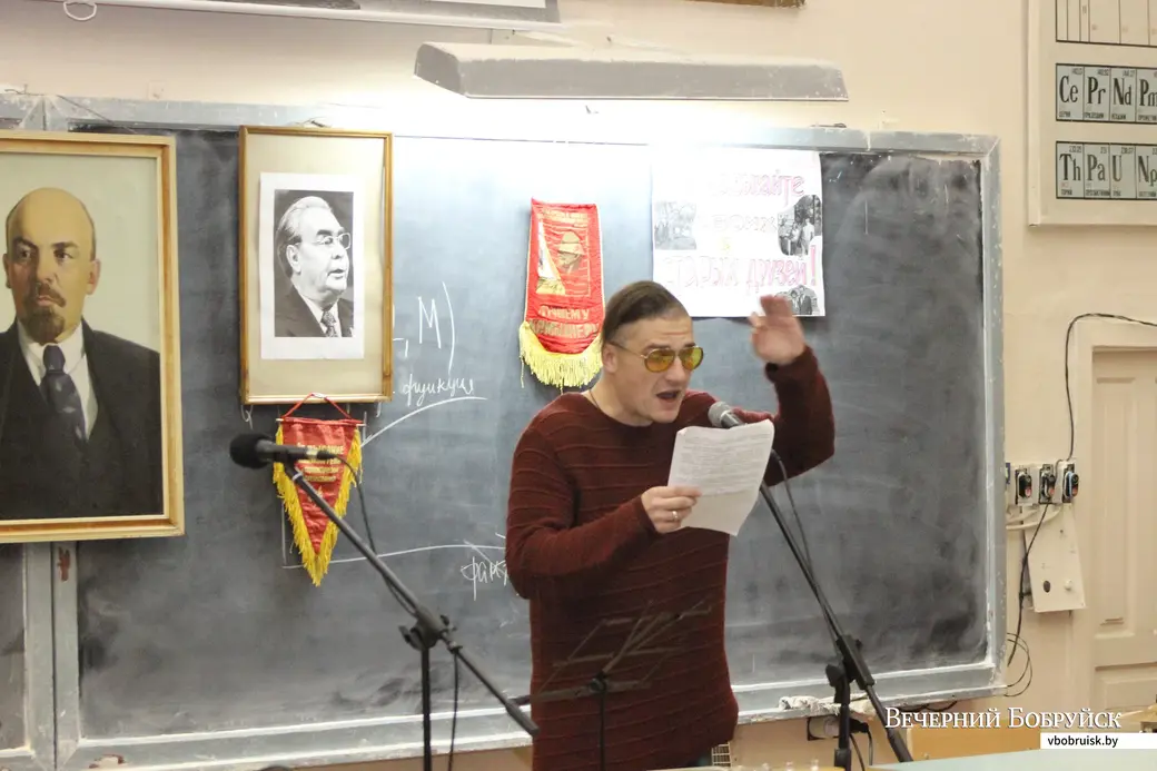 Актер Иван Трус знает, как зацепить зрителя за партой.