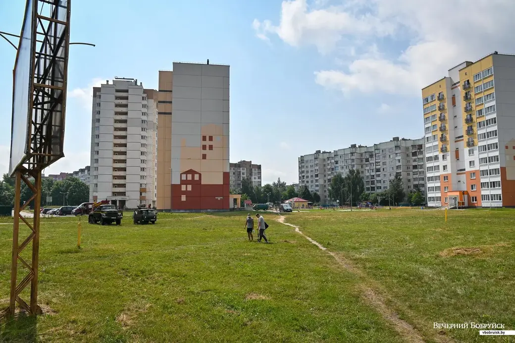 28.07.2021. Бобруйск. Специалисты берут пробы грунта на площадке у перекрестка улиц Гагарина и Ульяновской. Фото Александра Чугуева
