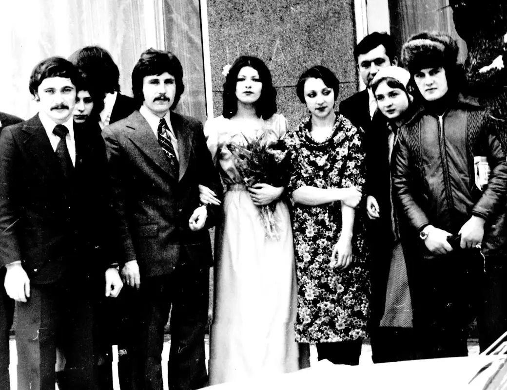 В зимнюю погоду поддержка друзей согревала нас с Натальей, 1978 год.