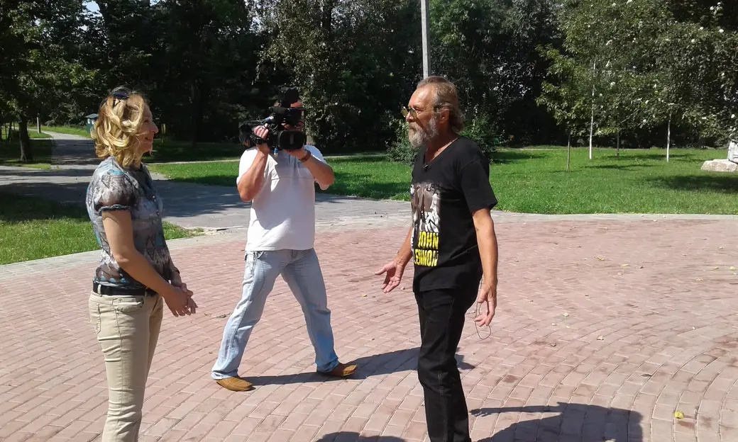 Володя Кутузов: «Вход на танцплощадку был именно в этом месте!». (Во время съемок телефильма «Дети цветов», 2017 год).