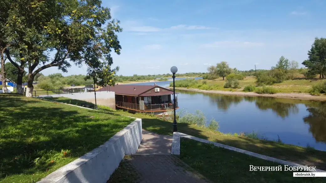 Плавучая гостиница в Турове.