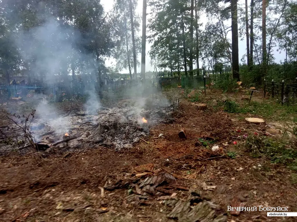 Кладбище в Ламбово во время работ по благоустройству. Фото читательницы