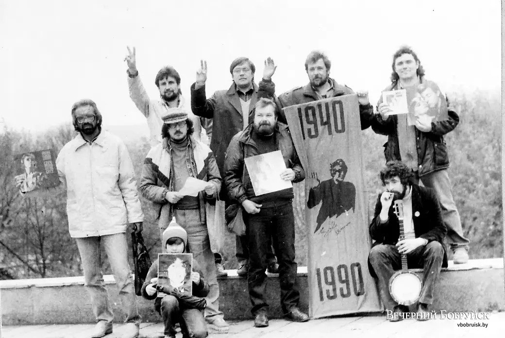 50-летие Джона Леннона, 1990 год. Инструмент свое место знает.