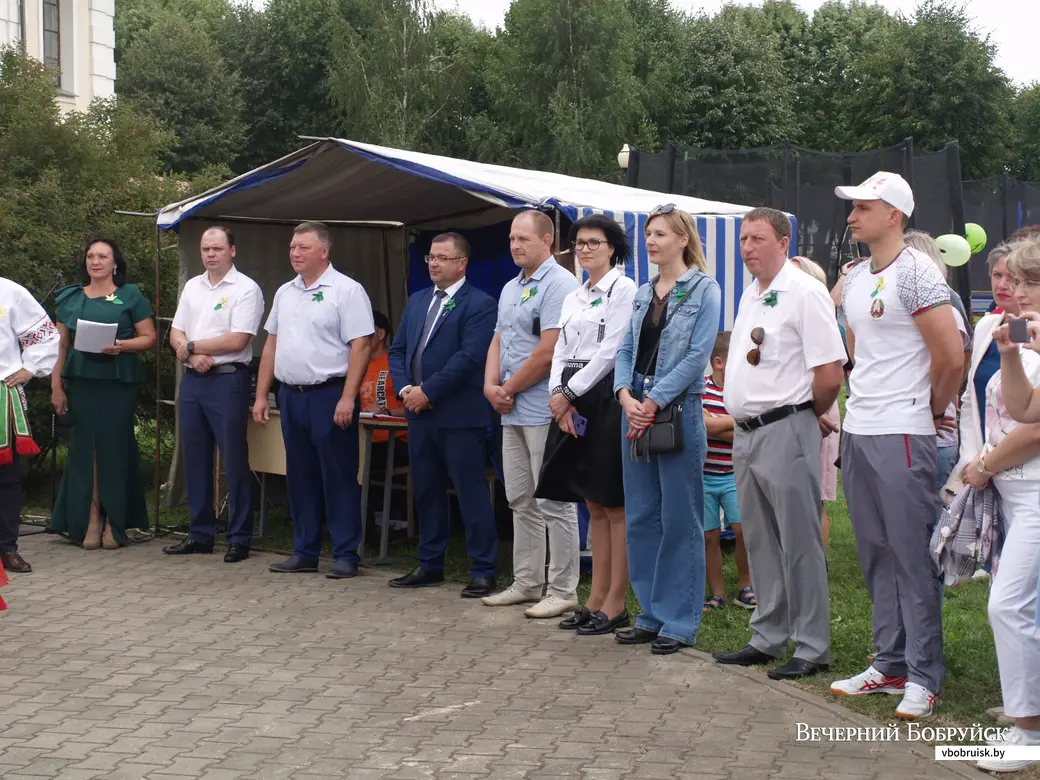 21 августа 2021 года. Шклов. Поздравить шкловчан и гостей с Днем огурца пришли председатель Шкловского райисполкома Андрей Камко, председатель районного Совета депутатов