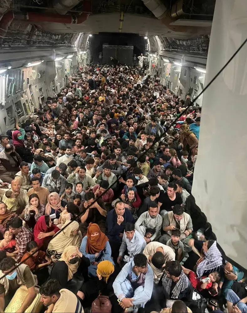 Эвакуированные в самолете ВВС США C-17 Globemaster III во время рейса Афганистан-Катар.