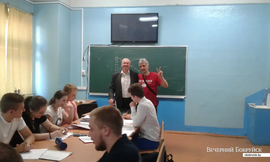 Доцент БРУ Игорь Кузьменко на кафедре сопротивления материалов (спустя сорок лет) принял меня как родного. 2017 год.