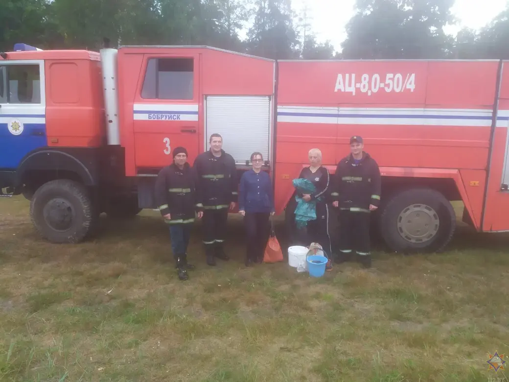 24 августа 2021. В 14:45 две женщины заблудились в районе деревни Красный Брод Бобруйского района, в 16:17 спасатели обнаружили их.
Фото: МЧС