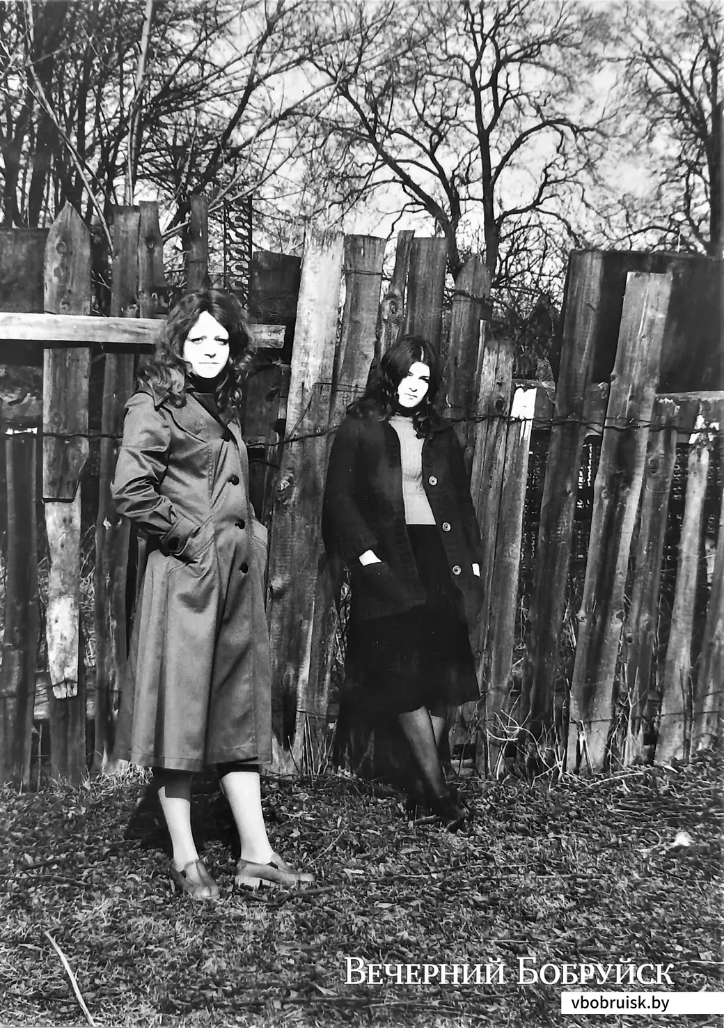 Заборы тоже иногда нуждаются в украшении. Таня и Наташа, 1975 год.
