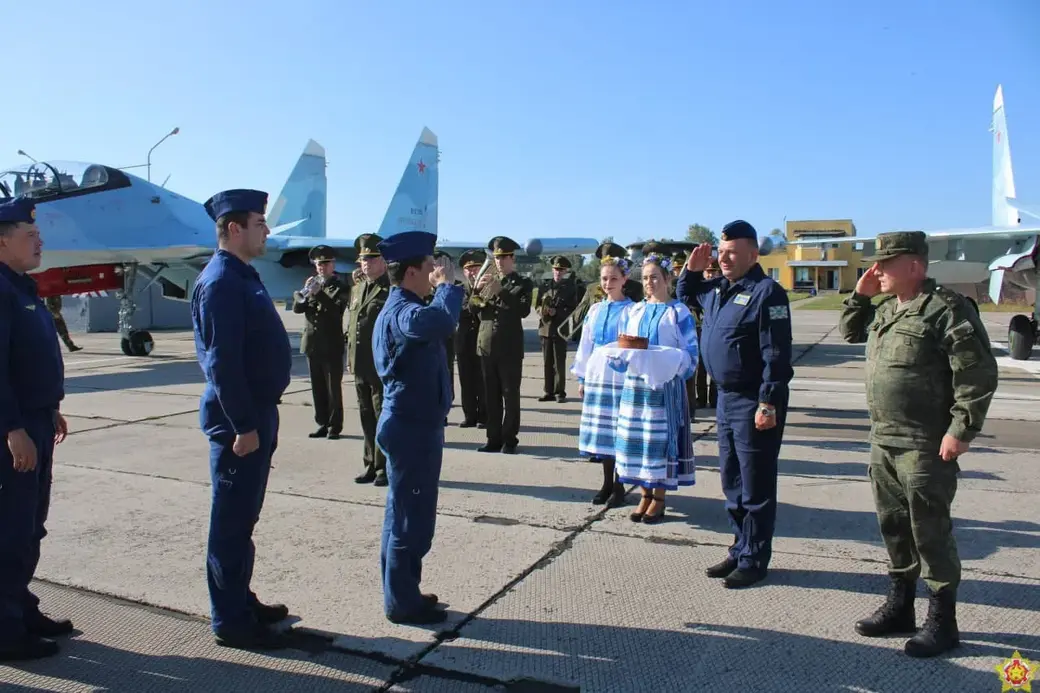 Прибытие российских войск на аэродром Барановичи.