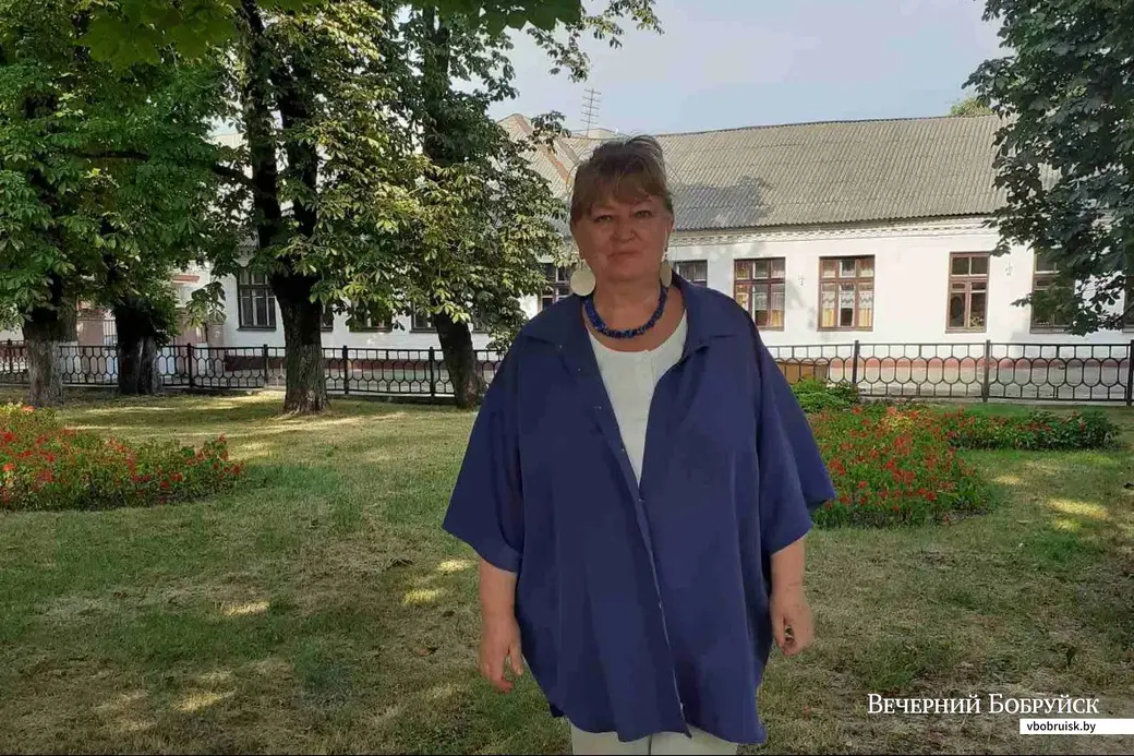 За спиной у Веры Юрковой – ее родная 8-я школа с неповторимым хлебом, киселем и сардельками.