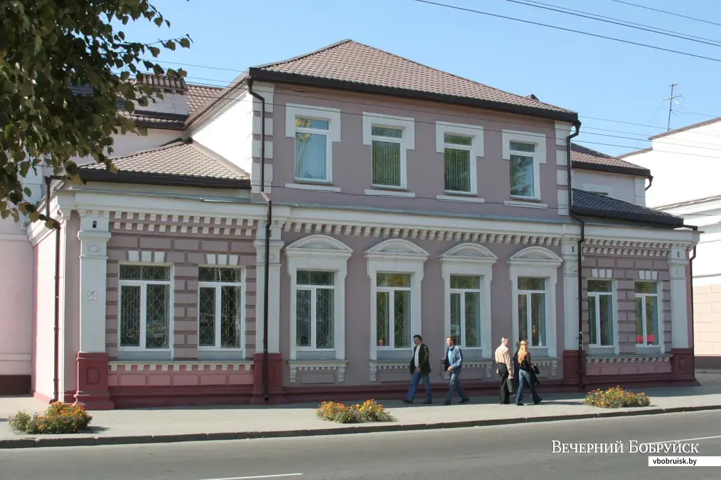 Городская библиотека имени А. С. Пушкина на ул. Советской, 87.