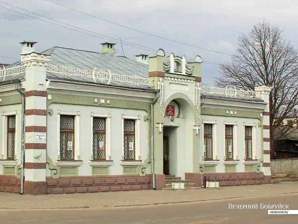 Один из старинных особняков города отдан под детскую библиотека №6 им. Н. Островского.
