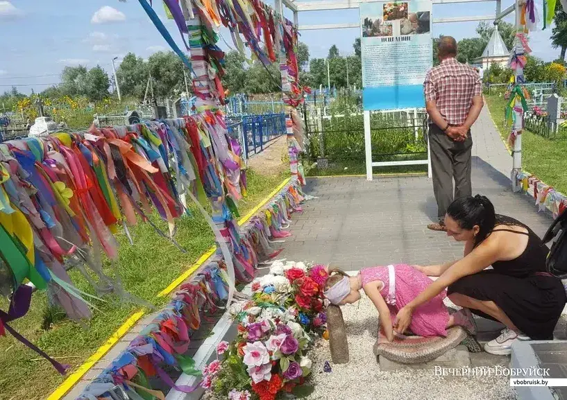 Паломники у растущего креста на Борисово-Глебском кладбище в Турове.