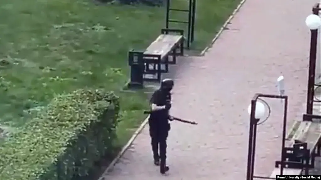 На кадре из снятого очевидцами видео — предположительно стрелок на входе в здание университета