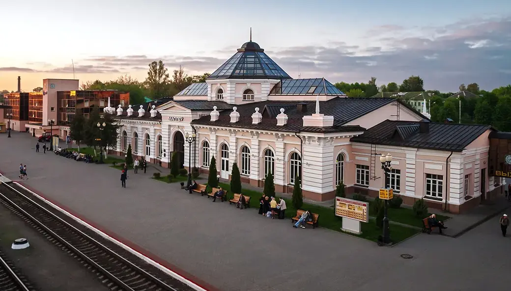 Привиться от COVID-19 теперь можно и на железнодорожном вокзале в Могилеве. На фото: здание железнодорожного вокзала в Могилеве. Источник: rodnichok.mogilev.by