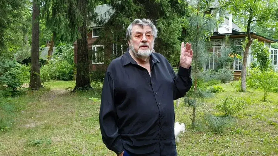 Александр Анатольевич на даче, которая не дает ему забыть про рыбалку, 2019 год.