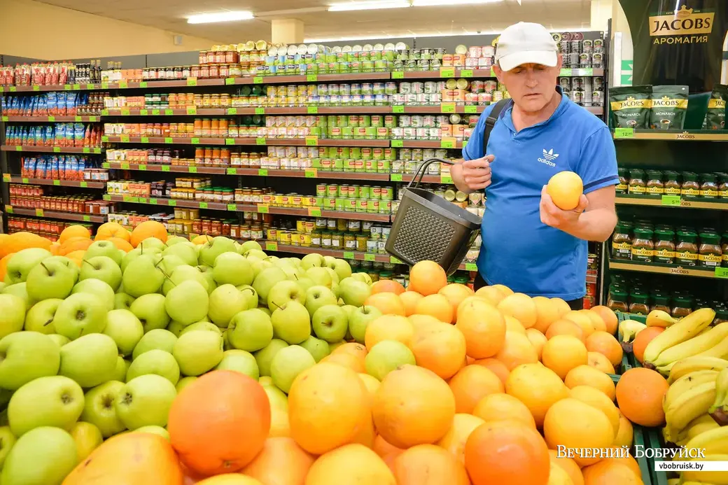 11.05.2018, Бобруйск. Пенсионеры покупают продукты в гастрономах