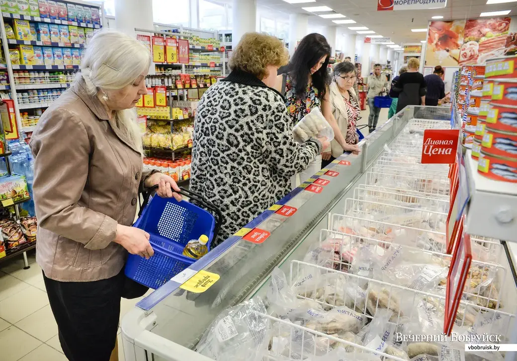 11.05.2018, Бобруйск. Пенсионеры покупают продукты в гастрономах