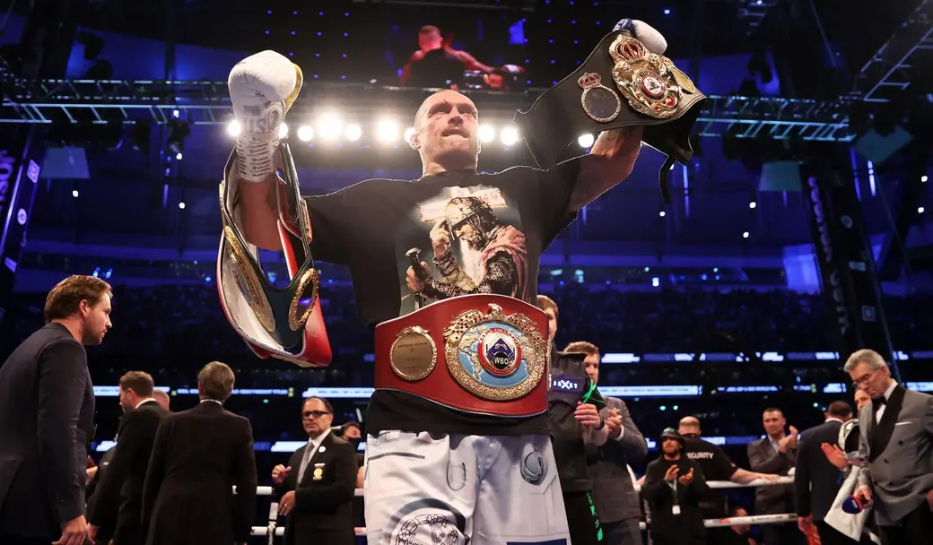 Украинский боксер Александр Усик завоевал чемпионские титулы WBA, WBO, IBF и IBO в супертяжелом весе.