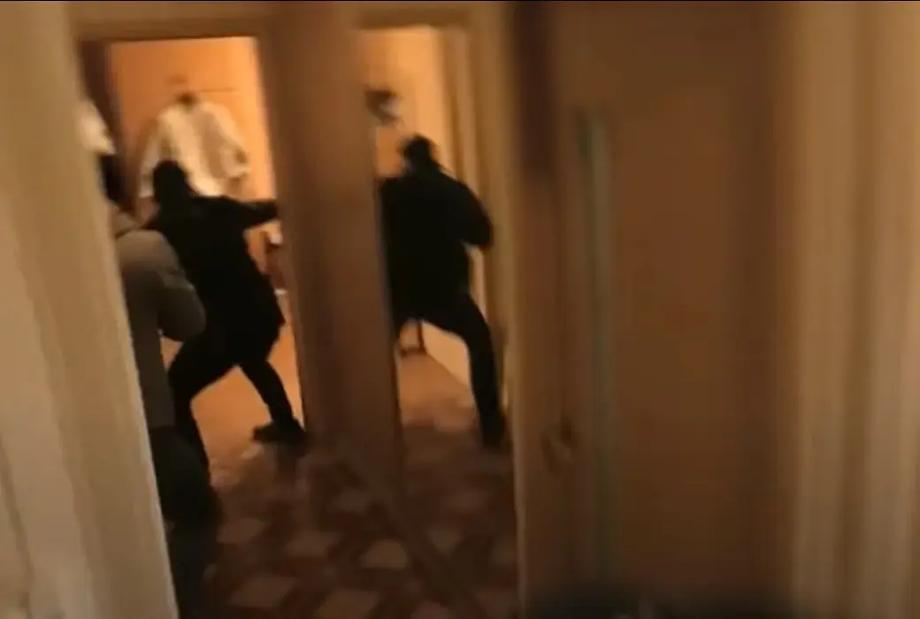 ГосСМИ опубликовали смонтированное видео перестрелки, на котором видна съемка и со стороны стрелка, и со стороны сотрудников КГБ. Скрншот видео.
