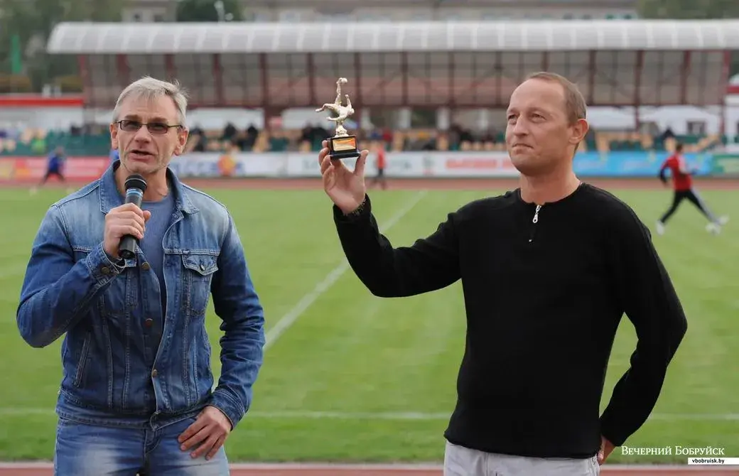 2014г., Эдуард Градобоев с призом «ВБ» «Легенда бобруйского футбола»