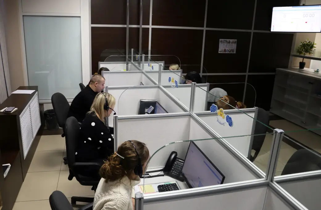 Специалисты единой областной службы «Контакт-центр 115» за работой.