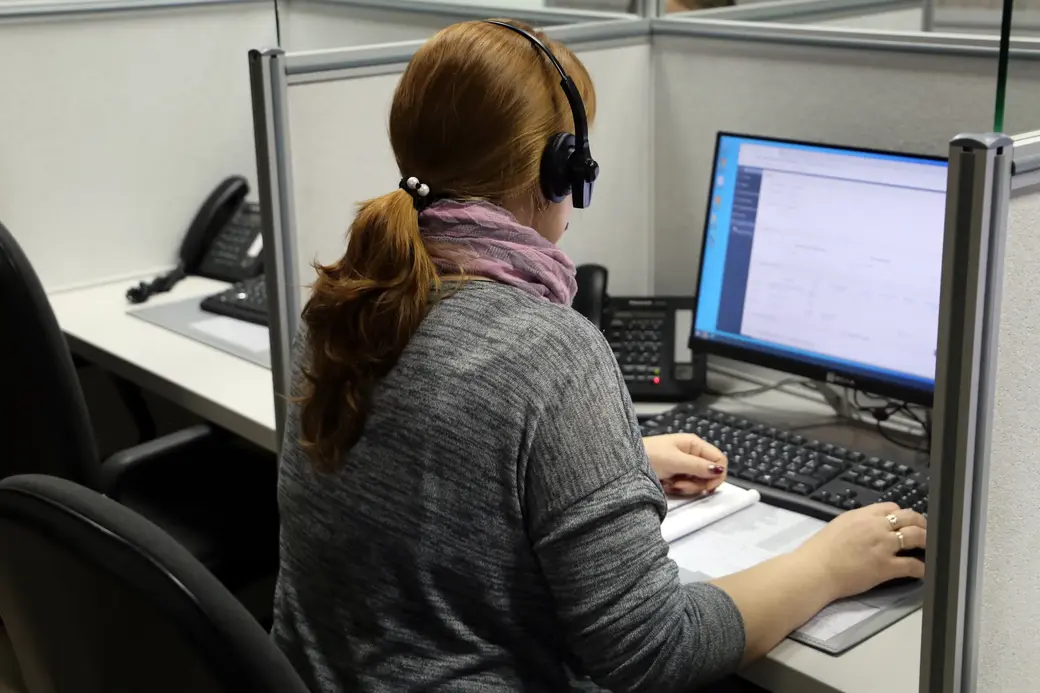 Специалисты единой областной службы «Контакт-центр 115» за работой.