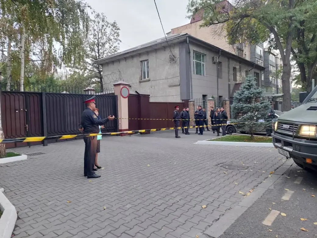 Бишкек, 1 октября 2021 года. Правоохранители оцепили здание посольства Беларуси. Фото: kabar.kg.