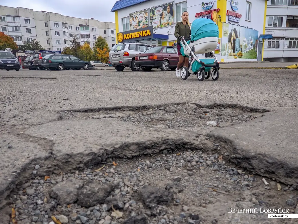 29.09.2021. Бобруйск. Ямы на проезжей части проездов, прилегающих к проспекту Строителей.