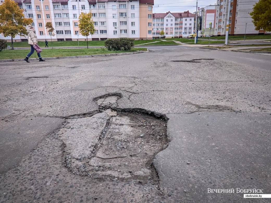 29.09.2021. Бобруйск. Ямы на проезжей части проездов, прилегающих к проспекту Строителей.