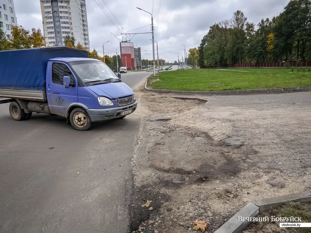 29.09.2021. Бобруйск. Ямы на проезжей части проездов, прилегающих к проспекту Строителей.