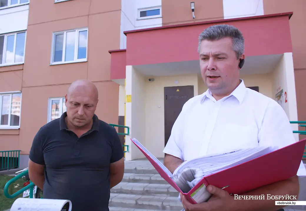 Слева – начальник строительно-монтажного управления завода КПД Вадим Костко, справа – председатель товарищества собственников Михаил Стельмах.
