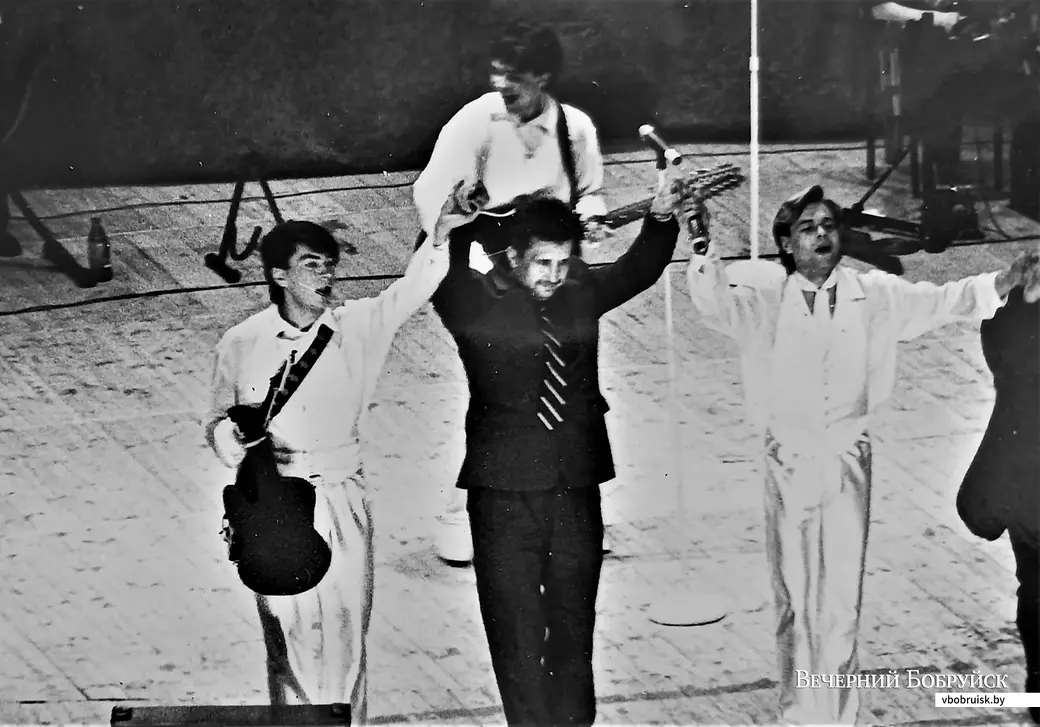 Концерт с «нанайцами», Могилев, 1995 год. На поклон публике, которая прям визжала от восторга.