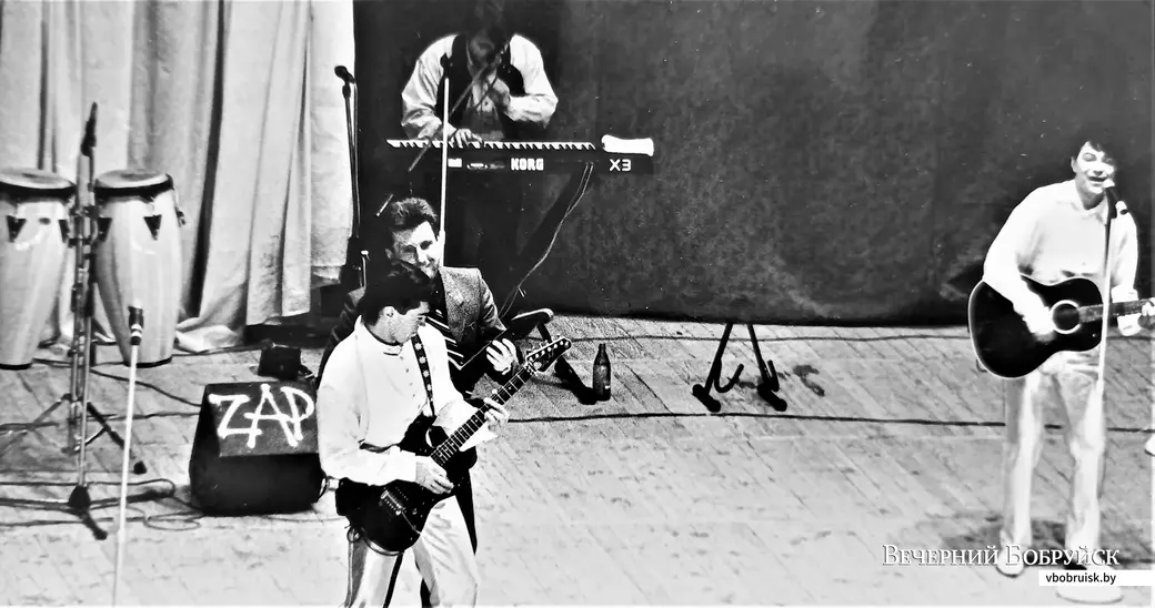 Концерт с «нанайцами», Могилев, 1995 год. А я ведь и в самом деле представил себя в тот момент крутым гитаристом.