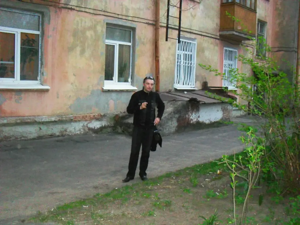 Бобруйск, 2000 год. Павел Усович у стен дома №95 по улице Чонгарской.