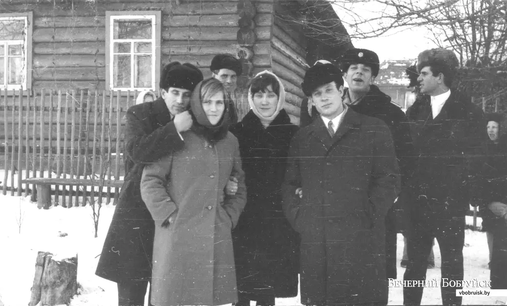 Фадей Фадеевич с женой Валентиной (в центре) с земляками.