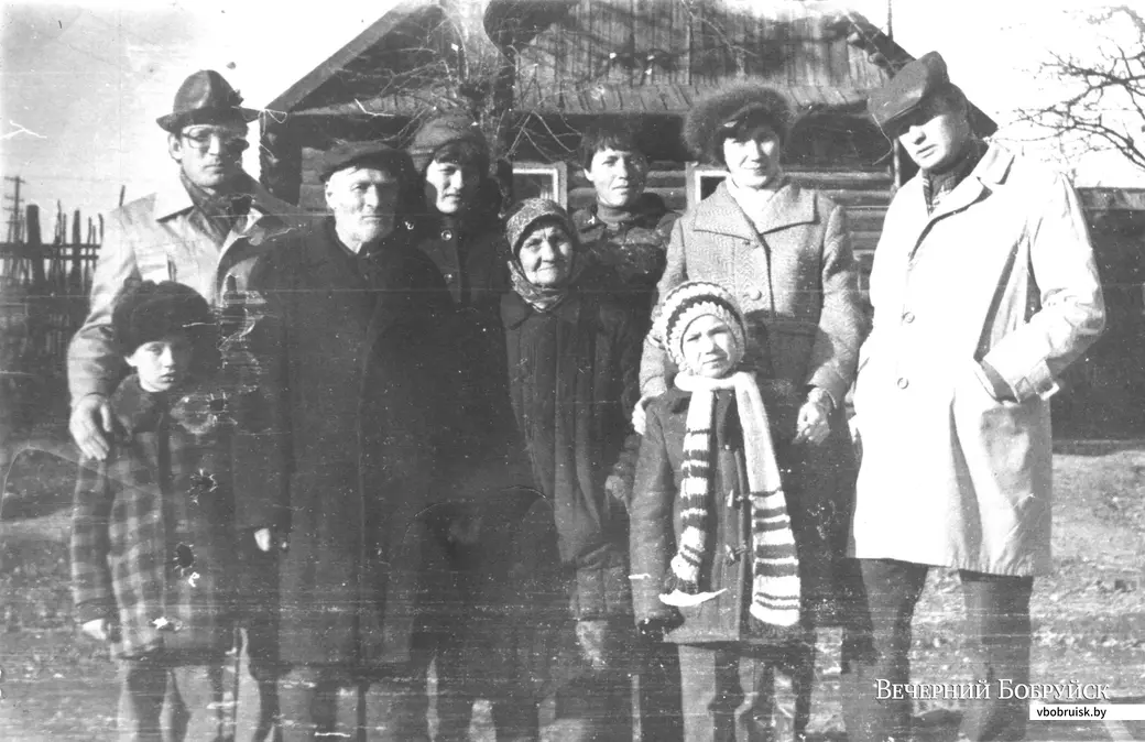 Вся семья Комаровых у родного дома.