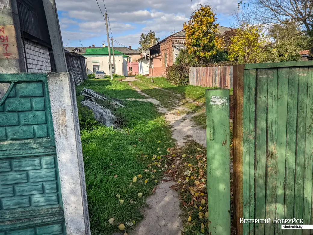 Вход в двор со стороны улицы Бахарова