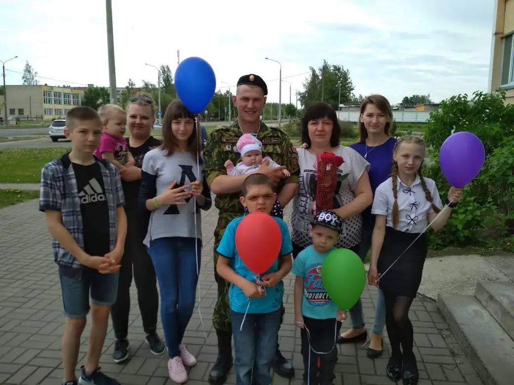Семья Рудько встречает одного из сыновей из армии