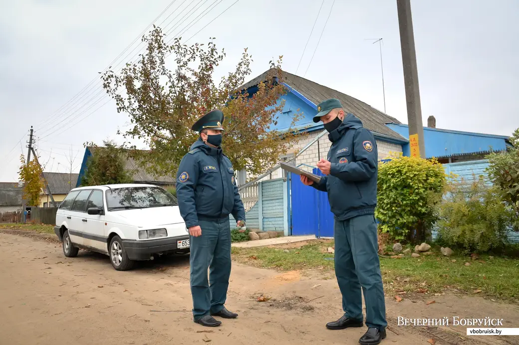 15.10.2021. Бобруйск. Младший инспектор инспекции надзора и профилактики БГРОЧС
Вадим Савченко и инспектор сектора пропаганды и взаимодействия с общественностью БГРОЧС