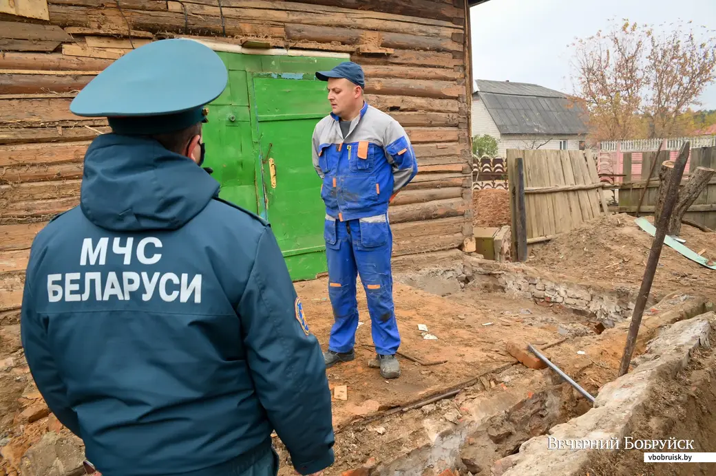 15.10.2021. Бобруйск. Младший инспектор инспекции надзора и профилактики БГРОЧС
Вадим Савченко и инспектор сектора пропаганды и взаимодействия с общественностью БГРОЧС