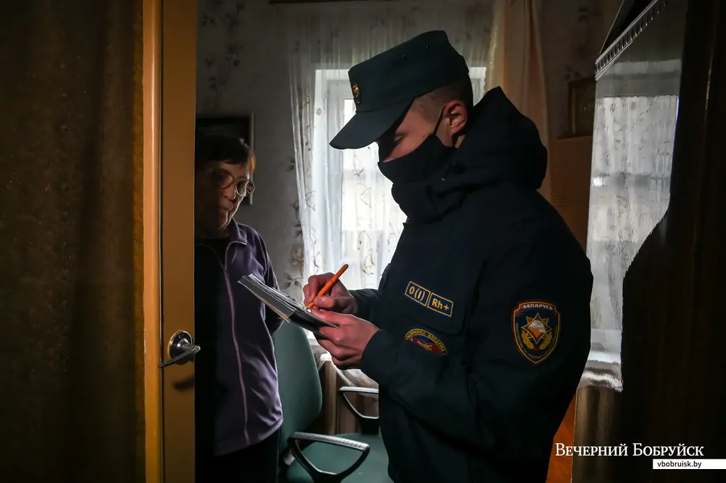 15.10.2021. Бобруйск. Младший инспектор инспекции надзора и профилактики БГРОЧС
Вадим Савченко и инспектор сектора пропаганды и взаимодействия с общественностью БГРОЧС