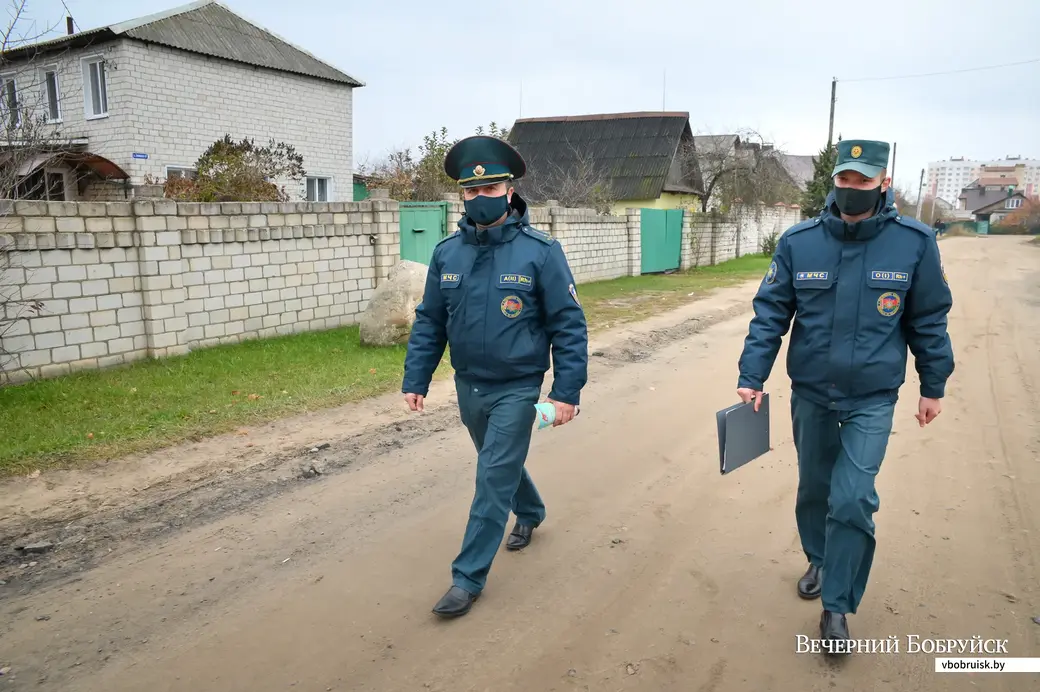 15.10.2021. Бобруйск. Младший инспектор инспекции надзора и профилактики БГРОЧС
Вадим Савченко и инспектор сектора пропаганды и взаимодействия с общественностью БГРОЧС