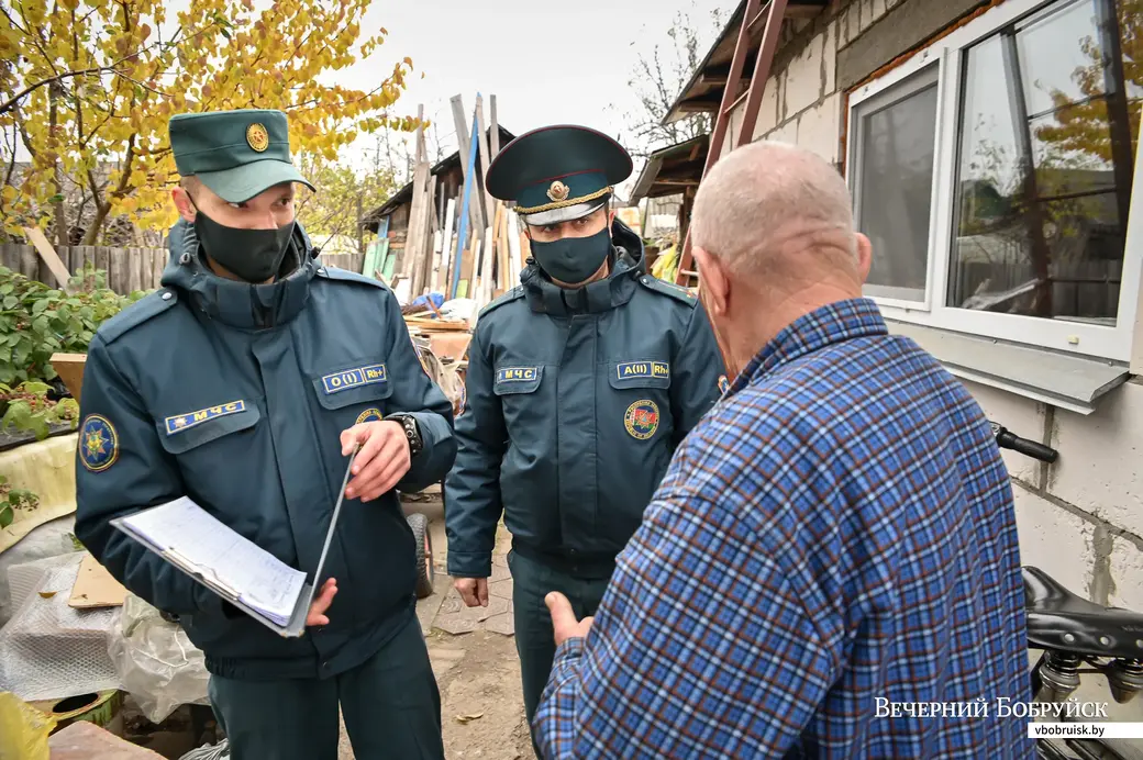 15.10.2021. Бобруйск. Младший инспектор инспекции надзора и профилактики БГРОЧС
Вадим Савченко и инспектор сектора пропаганды и взаимодействия с общественностью БГРОЧС