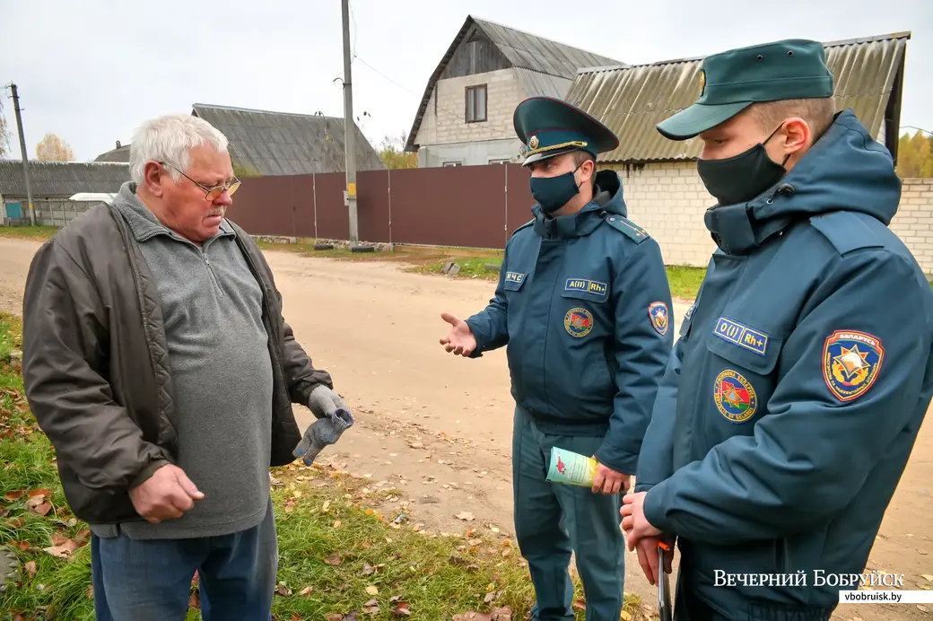 15.10.2021. Бобруйск. Младший инспектор инспекции надзора и профилактики БГРОЧС
Вадим Савченко и инспектор сектора пропаганды и взаимодействия с общественностью БГРОЧС