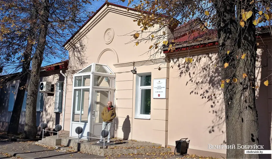 Здание областного радио в Коммунистическом переулке и Анатолий Шпильков у входа. 12 октября 2021 года.