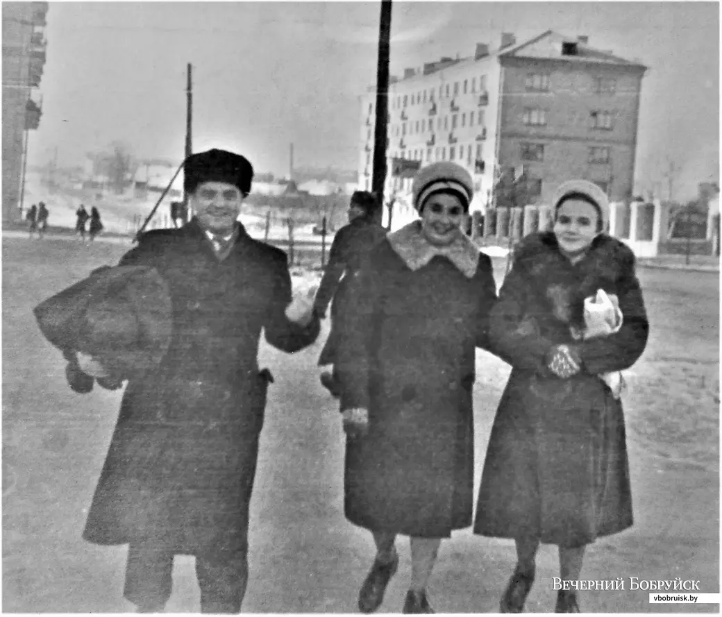 Моя мама (в центре) с соседями, супругами Доманьковыми – вдоль по Интернациональной (справа – ограда стадиона «Спартак»). Бобруйск 1961 год.