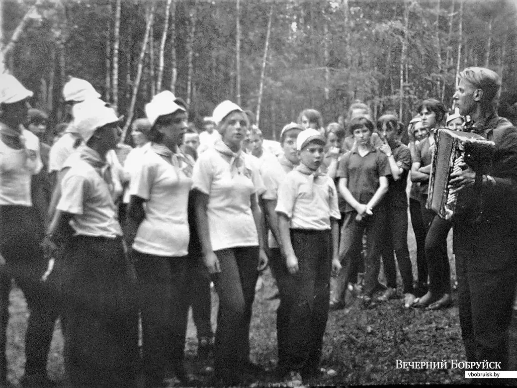 Легендарный учитель пения сш №19 Юрий Антонович (или просто Юра, как мы его звали между собой) музицирует в летнем лагере под Бобруйском, 1971 год.
